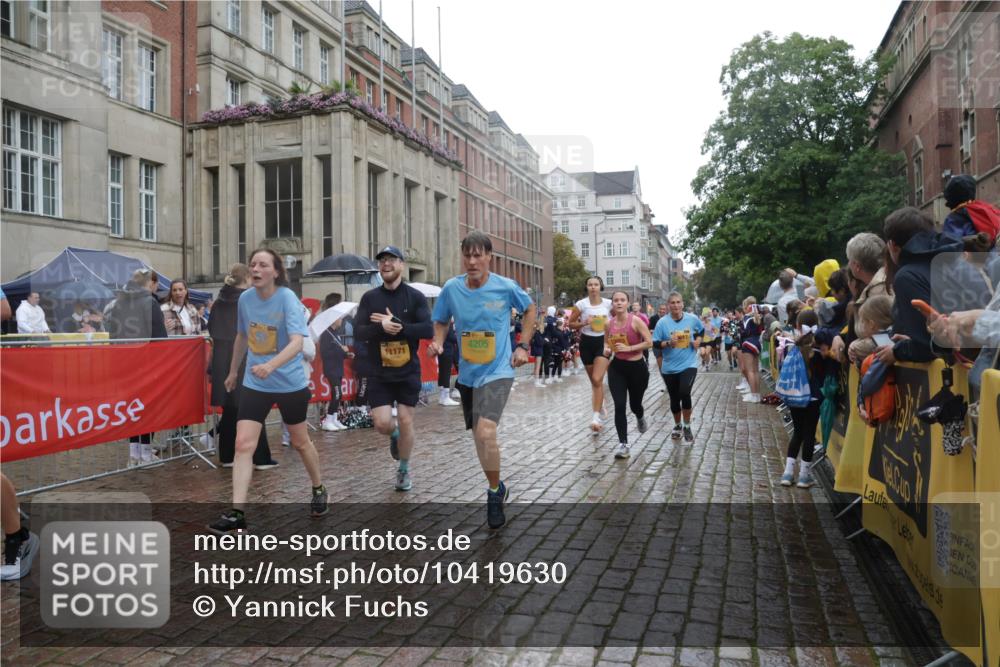 13.09.2026 - Kiel Lauf Yannick Fuchs http://msf.ph/oto/10419630 13.09.2026 10:51:53 Ziel 23, 825, 826, 1231, 1568, 1591, 1600, 2404, 2470, 2566, 2783, 3956, 4175, 4476, 4887, 5157, 5317, 5866, 6287, 6349, 6367, 6714, 7338, 8108, 8197, 8319, 8413, 9265, 10166, 10241, 10345, 10689, 11332, 11500, 11551, 12387, 101, 201, 240, 310, 901, 1231, 1754, 1804, 1890, 2035, 2393, 2468, 2519, 2690, 2803, 3013, 3029, 3440, 3751, 3879, 4040, 4084, 4205, 4613, 4619, 4646, 4939, 5174, 5441, 5735, 6177, 6663, 6865, 6928, 7043, 7914, 8373, 9030, 238 meine-sportfotos.de