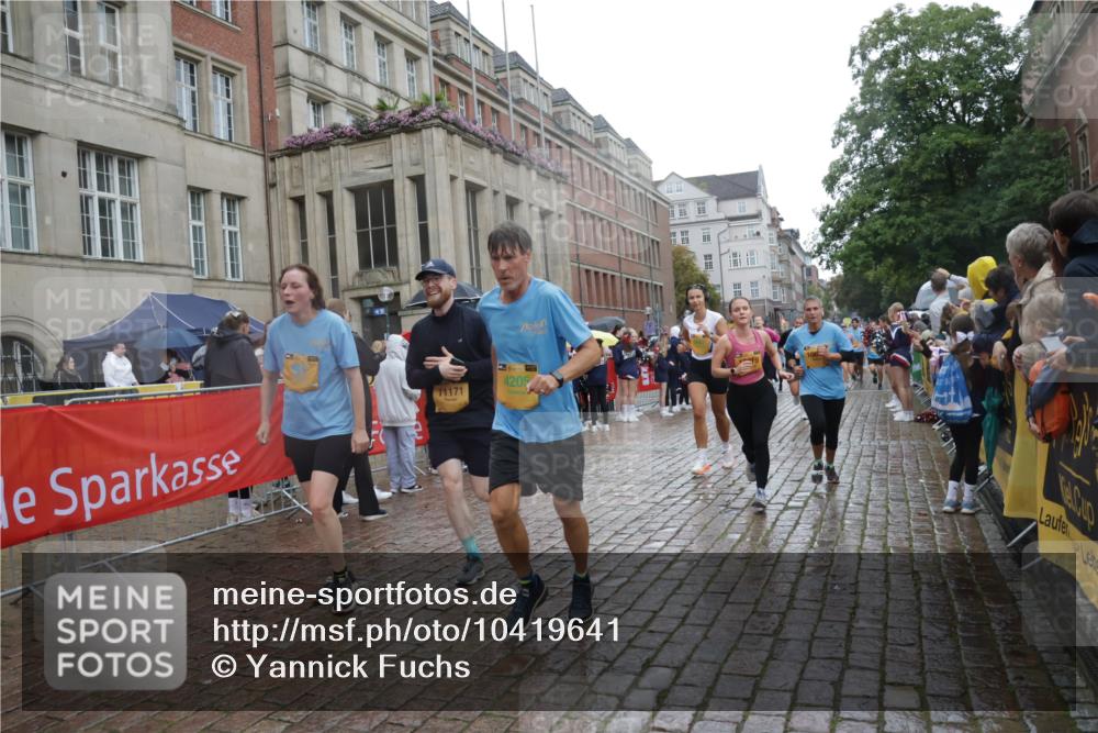 13.09.2026 - Kiel Lauf Yannick Fuchs http://msf.ph/oto/10419641 13.09.2026 10:51:54 Ziel 23, 825, 826, 1568, 1591, 1600, 2404, 2470, 2566, 2783, 3644, 3956, 4175, 4476, 4887, 5157, 5317, 5866, 6287, 6349, 6367, 6714, 7338, 8108, 8319, 8413, 9265, 10166, 10241, 10345, 10637, 10689, 11332, 11500, 11551, 12387, 101, 201, 240, 310, 901, 1231, 1754, 1804, 1890, 2035, 2393, 2468, 2519, 2690, 2783, 2803, 3013, 3029, 3440, 3751, 3879, 4040, 4084, 4205, 4613, 4619, 4646, 4939, 5174, 5441, 5735, 6177, 6367, 6663, 6865, 6928, 7043, 7914, 8373, 9030, 238 meine-sportfotos.de
