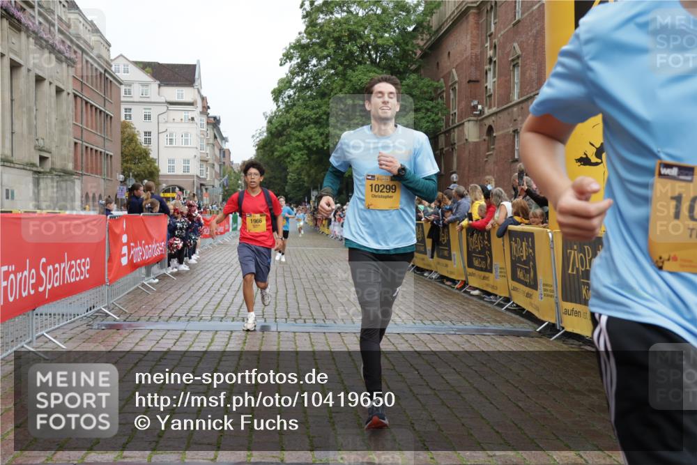 13.09.2026 - Kiel Lauf Yannick Fuchs http://msf.ph/oto/10419650 13.09.2026 09:41:15 Ziel 1593, 1671, 1966, 4137, 9608, 10299, 10974, 11983, 420, 1630, 1787, 3883, 5039, 6299, 8389, 8493, 8636, 9578, 9726, 10202, 10353, 11792, 12225, 4068, 4315, 9110, 9771, 11106, 11645, 12166, 420, 3552, 6563, 7131, 7730, 10353, 11750, 12225 meine-sportfotos.de
