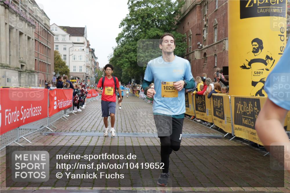 13.09.2026 - Kiel Lauf Yannick Fuchs http://msf.ph/oto/10419652 13.09.2026 09:41:16 Ziel 1593, 1671, 1966, 4137, 9608, 10299, 10974, 11983, 420, 1630, 1787, 3883, 4137, 5039, 6299, 8389, 8493, 8636, 9578, 9726, 10202, 10353, 11792, 12225, 4068, 4315, 9110, 9771, 11106, 11645, 12166, 420, 3552, 6563, 7131, 7730, 10353, 11750, 12225 meine-sportfotos.de