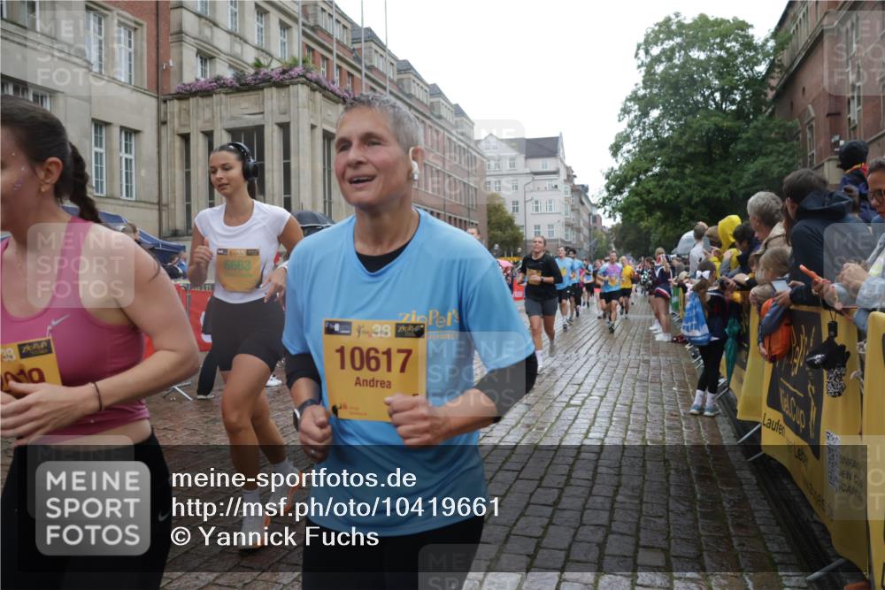 13.09.2026 - Kiel Lauf Yannick Fuchs http://msf.ph/oto/10419661 13.09.2026 10:51:56 Ziel 23, 171, 825, 826, 1591, 1600, 2404, 2566, 2806, 3644, 3956, 4175, 4385, 4476, 4887, 5157, 5317, 5866, 5994, 6287, 6349, 6714, 7338, 8108, 8319, 8413, 9267, 10071, 10166, 10241, 10345, 10598, 10637, 10689, 11380, 11500, 12387, 101, 201, 240, 310, 901, 1231, 1568, 1754, 1804, 1890, 2035, 2393, 2468, 2470, 2519, 2566, 2690, 2783, 2803, 3013, 3029, 3440, 3751, 3879, 4040, 4084, 4613, 4619, 4646, 4939, 5174, 5441, 5735, 6177, 6367, 6663, 6928, 7043, 7914, 8373, 9030, 238 meine-sportfotos.de
