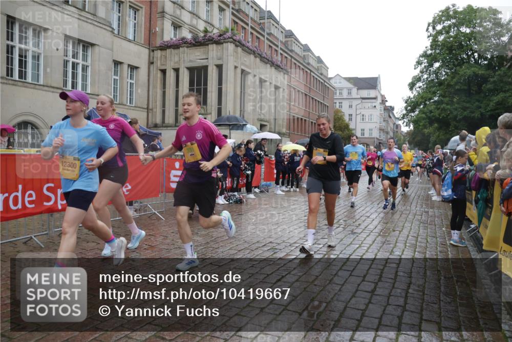 13.09.2026 - Kiel Lauf Yannick Fuchs http://msf.ph/oto/10419667 13.09.2026 10:51:57 Ziel 23, 171, 825, 826, 1364, 1365, 1591, 1600, 2404, 2484, 2806, 3644, 3956, 4175, 4385, 4476, 4887, 5157, 5317, 5866, 5994, 6287, 6349, 6714, 7338, 8108, 8319, 8413, 9267, 10071, 10166, 10241, 10345, 10598, 10637, 10689, 11380, 11500, 101, 201, 240, 310, 1231, 1568, 1754, 1804, 1890, 2035, 2393, 2468, 2470, 2519, 2566, 2690, 2783, 2803, 3013, 3029, 3440, 3751, 3879, 4040, 4084, 4613, 4619, 4646, 4887, 4939, 5174, 5441, 5735, 6177, 6367, 6663, 6928, 7043, 7914, 8373, 9030, 238 meine-sportfotos.de