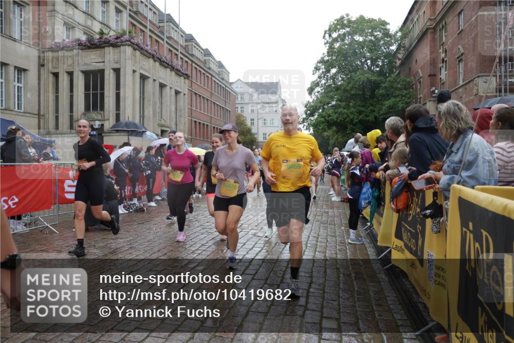 13.09.2026 - Kiel Lauf Yannick Fuchs http://msf.ph/oto/10419682 13.09.2026 10:52:00 Ziel 23, 171, 825, 1364, 1365, 1591, 2404, 2484, 2806, 3529, 3644, 3956, 4175, 4385, 4476, 5157, 5317, 5866, 5994, 6349, 6714, 7338, 7464, 8292, 8319, 8413, 9267, 10071, 10166, 10241, 10598, 10637, 10689, 10992, 11308, 11380, 11500, 101, 201, 240, 310, 826, 1231, 1568, 1600, 1754, 1804, 1890, 2035, 2393, 2468, 2470, 2519, 2566, 2690, 2783, 3013, 3029, 3440, 3879, 3956, 4040, 4084, 4175, 4613, 4619, 4646, 4887, 4939, 5174, 5441, 5735, 6177, 6367, 6928, 7043, 7914, 8373, 9030 meine-sportfotos.de