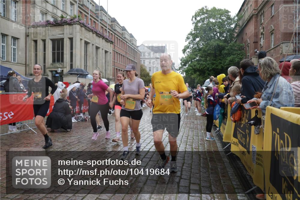13.09.2026 - Kiel Lauf Yannick Fuchs http://msf.ph/oto/10419684 13.09.2026 10:52:00 Ziel 23, 171, 825, 1364, 1365, 1591, 2404, 2484, 2806, 3529, 3644, 3956, 4175, 4385, 4476, 5157, 5317, 5866, 5994, 6349, 6714, 7338, 7464, 8292, 8319, 8413, 9267, 10071, 10166, 10241, 10598, 10637, 10689, 10992, 11308, 11380, 11500, 101, 201, 240, 310, 826, 1231, 1568, 1600, 1754, 1804, 1890, 2035, 2393, 2468, 2470, 2519, 2566, 2690, 2783, 3013, 3029, 3440, 3879, 3956, 4040, 4084, 4175, 4613, 4619, 4646, 4887, 4939, 5174, 5441, 5735, 6177, 6367, 6928, 7043, 7914, 8373, 9030 meine-sportfotos.de