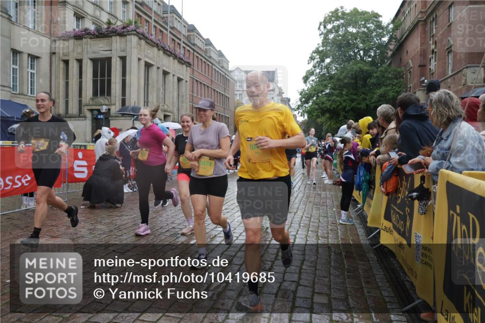 13.09.2026 - Kiel Lauf Yannick Fuchs http://msf.ph/oto/10419685 13.09.2026 10:52:00 Ziel 23, 171, 825, 1364, 1365, 1591, 2404, 2484, 2806, 3529, 3644, 3956, 4175, 4385, 4476, 5157, 5317, 5866, 5994, 6349, 6714, 7338, 7464, 8292, 8319, 8413, 9267, 10071, 10166, 10241, 10598, 10637, 10689, 10992, 11308, 11380, 11500, 101, 201, 240, 310, 826, 1231, 1568, 1600, 1754, 1804, 1890, 2035, 2393, 2468, 2470, 2519, 2566, 2690, 2783, 3013, 3029, 3440, 3879, 3956, 4040, 4084, 4175, 4613, 4619, 4646, 4887, 4939, 5174, 5441, 5735, 6177, 6367, 6928, 7043, 7914, 8373, 9030 meine-sportfotos.de