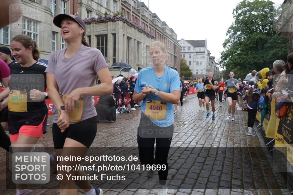 13.09.2026 - Kiel Lauf Yannick Fuchs http://msf.ph/oto/10419699 13.09.2026 10:52:02 Ziel 23, 171, 825, 1364, 1365, 1591, 1869, 2484, 2806, 3529, 3644, 4385, 4977, 5157, 5317, 5994, 6349, 6714, 7338, 7447, 7464, 8292, 8319, 8413, 9221, 9267, 10071, 10166, 10241, 10598, 10637, 10689, 10802, 10992, 11308, 11380, 11500, 101, 201, 310, 826, 1231, 1568, 1600, 1754, 1804, 1890, 2035, 2393, 2404, 2468, 2470, 2519, 2566, 2690, 2783, 3013, 3440, 3956, 4040, 4084, 4175, 4476, 4613, 4619, 4646, 4887, 4939, 5174, 5441, 5735, 6177, 6367, 6928, 7914, 8373, 9030 meine-sportfotos.de