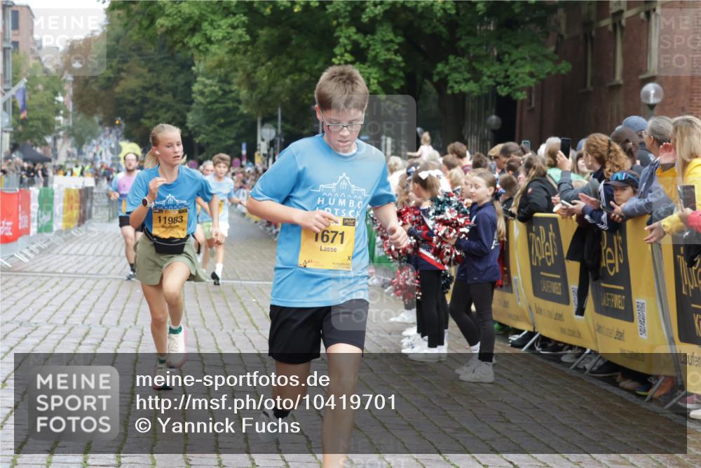 13.09.2026 - Kiel Lauf Yannick Fuchs http://msf.ph/oto/10419701 13.09.2026 09:41:19 Ziel 1671, 1966, 9110, 9608, 10299, 10974, 11645, 11983, 12166, 1593, 1630, 1787, 3883, 4137, 5039, 6299, 8389, 8493, 8636, 9578, 9726, 10202, 11792, 4068, 4315, 6649, 9771, 11106, 420, 3552, 6563, 7131, 7730, 10353, 11792, 12225 meine-sportfotos.de