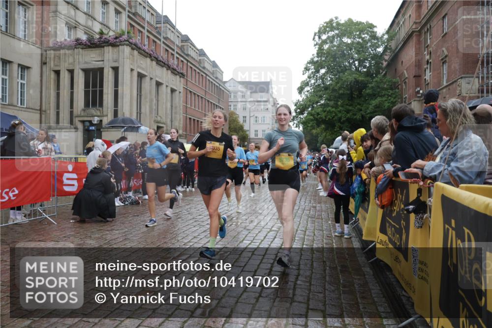 13.09.2026 - Kiel Lauf Yannick Fuchs http://msf.ph/oto/10419702 13.09.2026 10:52:03 Ziel 23, 171, 825, 1364, 1365, 1591, 1869, 2484, 2806, 3529, 3644, 4385, 4977, 5157, 5317, 5321, 5994, 6349, 6714, 7338, 7447, 7464, 7647, 8292, 8319, 8413, 9221, 9267, 10071, 10166, 10598, 10637, 10689, 10802, 10992, 11308, 11380, 11500, 101, 201, 310, 826, 1231, 1568, 1591, 1600, 1754, 1804, 1890, 2035, 2393, 2404, 2468, 2470, 2519, 2566, 2690, 2783, 3013, 3440, 3956, 4084, 4175, 4476, 4613, 4646, 4887, 4939, 5174, 5441, 5735, 6177, 6367, 6928, 8373 meine-sportfotos.de