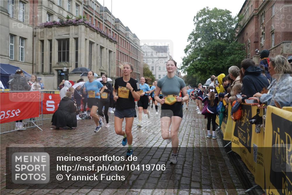 13.09.2026 - Kiel Lauf Yannick Fuchs http://msf.ph/oto/10419706 13.09.2026 10:52:03 Ziel 23, 171, 825, 1364, 1365, 1591, 1869, 2484, 2806, 3529, 3644, 4385, 4977, 5157, 5317, 5321, 5994, 6349, 6714, 7338, 7447, 7464, 7647, 8292, 8319, 8413, 9221, 9267, 10071, 10166, 10598, 10637, 10689, 10802, 10992, 11308, 11380, 11500, 101, 201, 310, 826, 1231, 1568, 1591, 1600, 1754, 1804, 1890, 2035, 2393, 2404, 2468, 2470, 2519, 2566, 2690, 2783, 3013, 3440, 3956, 4084, 4175, 4476, 4613, 4646, 4887, 4939, 5174, 5441, 5735, 6177, 6367, 6928, 8373 meine-sportfotos.de