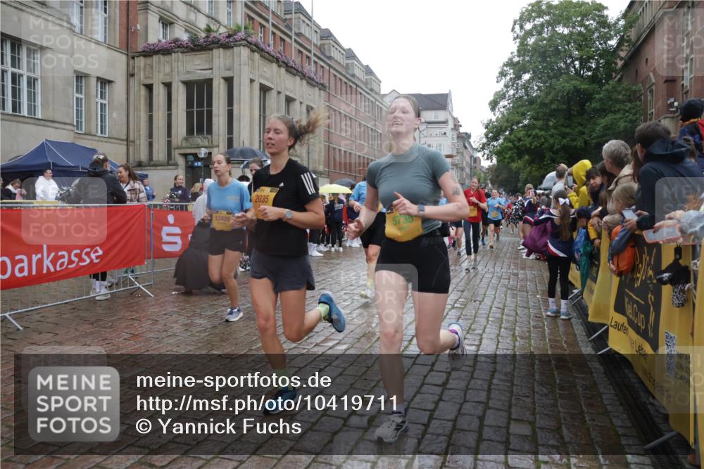 13.09.2026 - Kiel Lauf Yannick Fuchs http://msf.ph/oto/10419711 13.09.2026 10:52:03 Ziel 23, 171, 825, 1364, 1365, 1591, 1869, 2484, 2806, 3529, 3644, 4385, 4977, 5157, 5317, 5321, 5994, 6349, 6714, 7338, 7447, 7464, 7647, 8292, 8319, 8413, 9221, 9267, 10071, 10166, 10598, 10637, 10689, 10802, 10992, 11308, 11380, 11500, 101, 201, 310, 826, 1231, 1568, 1591, 1600, 1754, 1804, 1890, 2035, 2393, 2404, 2468, 2470, 2519, 2566, 2690, 2783, 3013, 3440, 3956, 4084, 4175, 4476, 4613, 4646, 4887, 4939, 5174, 5441, 5735, 6177, 6367, 6928, 8373 meine-sportfotos.de