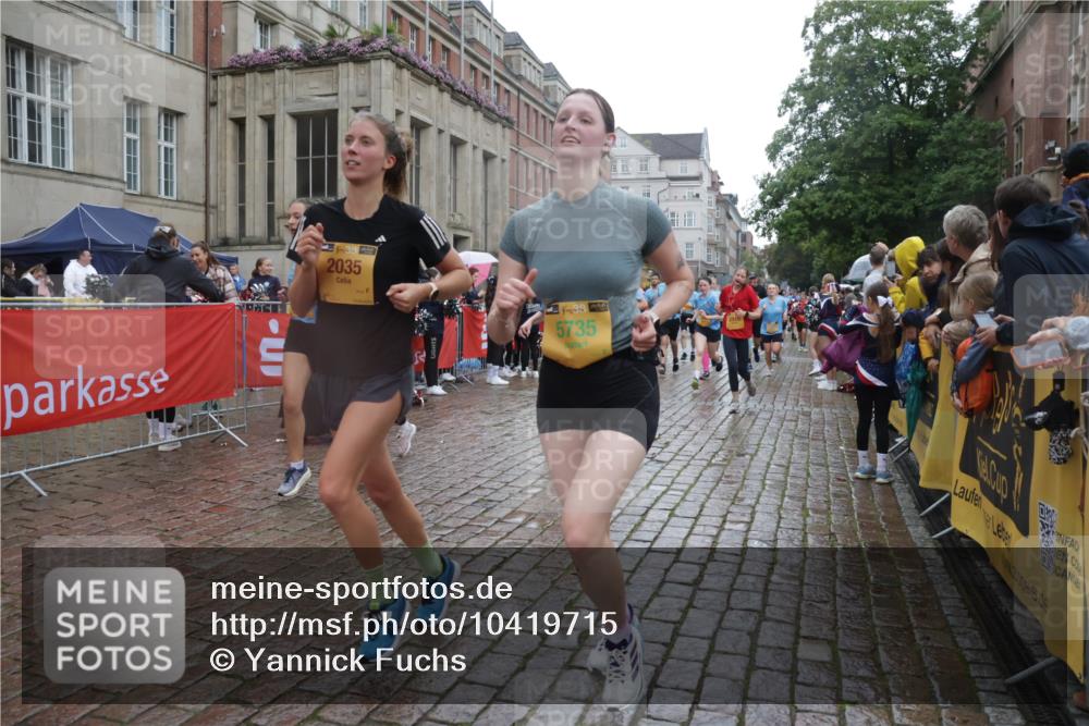 13.09.2026 - Kiel Lauf Yannick Fuchs http://msf.ph/oto/10419715 13.09.2026 10:52:03 Ziel 23, 171, 825, 1364, 1365, 1591, 1869, 2484, 2806, 3529, 3644, 4385, 4977, 5157, 5317, 5321, 5994, 6349, 6714, 7338, 7447, 7464, 7647, 8292, 8319, 8413, 9221, 9267, 10071, 10166, 10598, 10637, 10689, 10802, 10992, 11308, 11380, 11500, 101, 201, 310, 826, 1231, 1568, 1591, 1600, 1754, 1804, 1890, 2035, 2393, 2404, 2468, 2470, 2519, 2566, 2690, 2783, 3013, 3440, 3956, 4084, 4175, 4476, 4613, 4646, 4887, 4939, 5174, 5441, 5735, 6177, 6367, 6928, 8373 meine-sportfotos.de