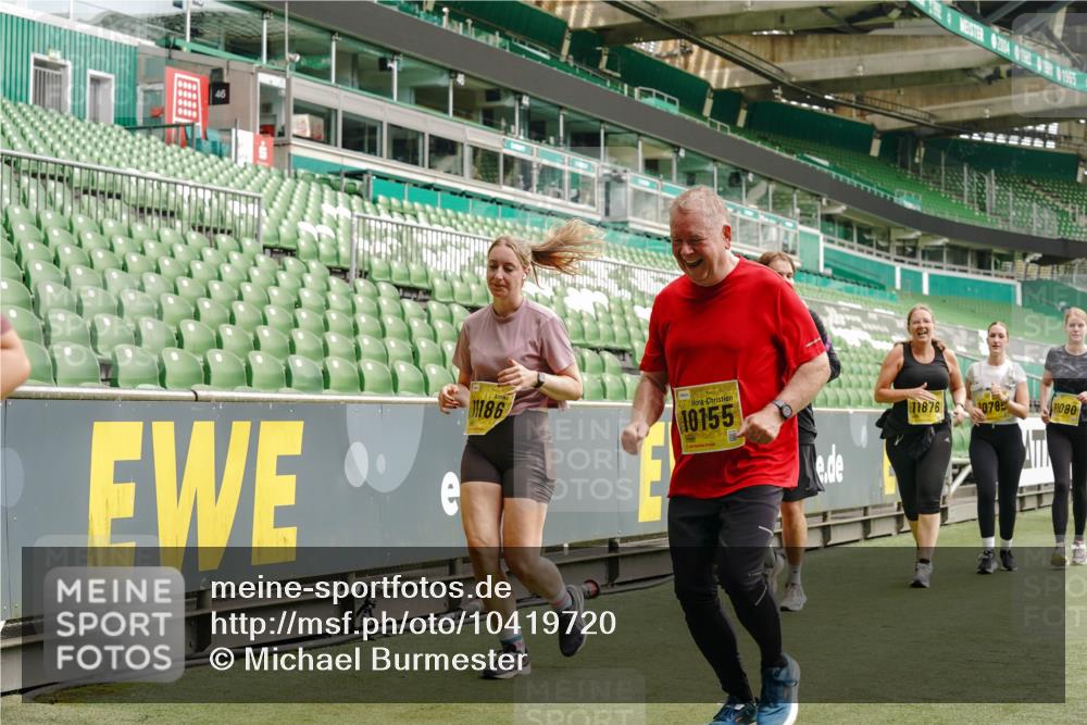13.09.2026 - 21. swb-Marathon Bremen Michael Burmester http://msf.ph/oto/10419720 13.09.2026 10:43:46 Laufen im Stadion 10002, 10004, 10005, 10176, 10191, 10192, 10271, 10295, 10303, 10325, 10330, 10335, 10361, 10362, 10402, 10459, 10474, 10491, 10513, 10557, 10572, 10605, 10606, 10629, 10665, 10752, 10756, 10773, 10779, 10784, 10805, 10854, 10880, 10882, 10899, 10900, 10997, 10999, 11026, 11027, 11041, 11078, 11140, 11173, 11192, 11217, 11233, 11264, 11274, 11307, 11333, 11337, 11355, 11385, 11408, 11448, 11456, 11461, 11482, 11629, 11943, 12334 meine-sportfotos.de