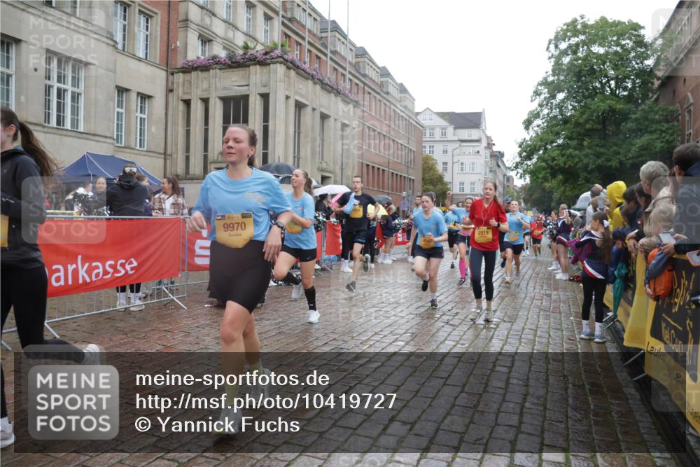 13.09.2026 - Kiel Lauf Yannick Fuchs http://msf.ph/oto/10419727 13.09.2026 10:52:05 Ziel 23, 171, 825, 1027, 1364, 1365, 1869, 2438, 2484, 2806, 3529, 3644, 4385, 4977, 5157, 5321, 5994, 6069, 6714, 7338, 7447, 7464, 7647, 8292, 8319, 9221, 9267, 10071, 10166, 10598, 10637, 10755, 10802, 10992, 11308, 11380, 11500, 11915, 101, 201, 310, 826, 1231, 1568, 1591, 1600, 1754, 1804, 1890, 2393, 2404, 2468, 2470, 2519, 2566, 2690, 2783, 3013, 3440, 3956, 4084, 4175, 4476, 4613, 4646, 4887, 4939, 5174, 5441, 6177, 6367, 6928, 8373 meine-sportfotos.de
