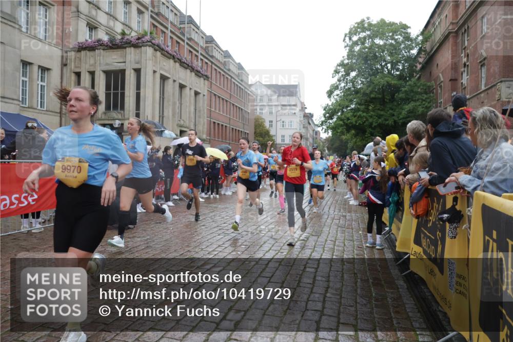 13.09.2026 - Kiel Lauf Yannick Fuchs http://msf.ph/oto/10419729 13.09.2026 10:52:05 Ziel 23, 171, 825, 1027, 1364, 1365, 1869, 2438, 2484, 2806, 3529, 3644, 4385, 4977, 5157, 5321, 5994, 6069, 6714, 7338, 7447, 7464, 7647, 8292, 8319, 9221, 9267, 10071, 10166, 10598, 10637, 10755, 10802, 10992, 11308, 11380, 11500, 11915, 101, 201, 310, 826, 1231, 1568, 1591, 1600, 1754, 1804, 1890, 2393, 2404, 2468, 2470, 2519, 2566, 2690, 2783, 3013, 3440, 3956, 4084, 4175, 4476, 4613, 4646, 4887, 4939, 5174, 5441, 6177, 6367, 6928, 8373 meine-sportfotos.de