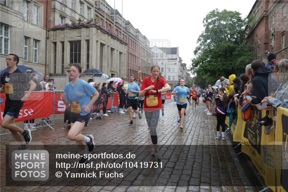 13.09.2026 - Kiel Lauf Yannick Fuchs http://msf.ph/oto/10419731 13.09.2026 10:52:06 Ziel 23, 171, 825, 1027, 1364, 1365, 1869, 2438, 2484, 2806, 2991, 3435, 3529, 3644, 4385, 4577, 4977, 5321, 5994, 6069, 6714, 7053, 7338, 7447, 7464, 7647, 8292, 8319, 9221, 9267, 10071, 10598, 10637, 10755, 10802, 10992, 11308, 11380, 11500, 11915, 101, 201, 310, 826, 1231, 1568, 1591, 1600, 1754, 1804, 1890, 2393, 2404, 2468, 2470, 2519, 2566, 2690, 2783, 3013, 3440, 3956, 4084, 4175, 4476, 4613, 4646, 4887, 4939, 5174, 5441, 6177, 6367, 6928 meine-sportfotos.de