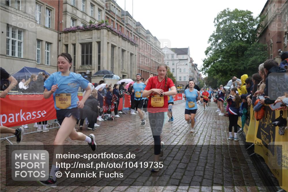 13.09.2026 - Kiel Lauf Yannick Fuchs http://msf.ph/oto/10419735 13.09.2026 10:52:06 Ziel 23, 171, 825, 1027, 1364, 1365, 1869, 2438, 2484, 2806, 2991, 3435, 3529, 3644, 4385, 4577, 4977, 5321, 5994, 6069, 6714, 7053, 7338, 7447, 7464, 7647, 8292, 8319, 9221, 9267, 10071, 10598, 10637, 10755, 10802, 10992, 11308, 11380, 11500, 11915, 101, 201, 310, 826, 1231, 1568, 1591, 1600, 1754, 1804, 1890, 2393, 2404, 2468, 2470, 2519, 2566, 2690, 2783, 3013, 3440, 3956, 4084, 4175, 4476, 4613, 4646, 4887, 4939, 5174, 5441, 6177, 6367, 6928 meine-sportfotos.de
