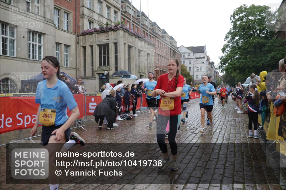 13.09.2026 - Kiel Lauf Yannick Fuchs http://msf.ph/oto/10419738 13.09.2026 10:52:06 Ziel 23, 171, 825, 1027, 1364, 1365, 1869, 2438, 2484, 2806, 2991, 3435, 3529, 3644, 4385, 4577, 4977, 5321, 5994, 6069, 6714, 7053, 7338, 7447, 7464, 7647, 8292, 8319, 9221, 9267, 10071, 10598, 10637, 10755, 10802, 10992, 11308, 11380, 11500, 11915, 101, 201, 310, 826, 1231, 1568, 1591, 1600, 1754, 1804, 1890, 2393, 2404, 2468, 2470, 2519, 2566, 2690, 2783, 3013, 3440, 3956, 4084, 4175, 4476, 4613, 4646, 4887, 4939, 5174, 5441, 6177, 6367, 6928 meine-sportfotos.de