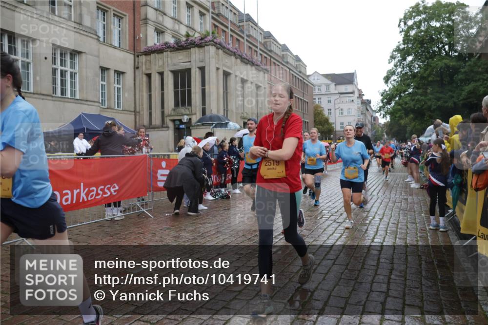 13.09.2026 - Kiel Lauf Yannick Fuchs http://msf.ph/oto/10419741 13.09.2026 10:52:06 Ziel 23, 171, 825, 1027, 1364, 1365, 1869, 2438, 2484, 2806, 2991, 3435, 3529, 3644, 4385, 4577, 4977, 5321, 5994, 6069, 6714, 7053, 7338, 7447, 7464, 7647, 8292, 8319, 9221, 9267, 10071, 10598, 10637, 10755, 10802, 10992, 11308, 11380, 11500, 11915, 101, 201, 310, 826, 1231, 1568, 1591, 1600, 1754, 1804, 1890, 2393, 2404, 2468, 2470, 2519, 2566, 2690, 2783, 3013, 3440, 3956, 4084, 4175, 4476, 4613, 4646, 4887, 4939, 5174, 5441, 6177, 6367, 6928 meine-sportfotos.de