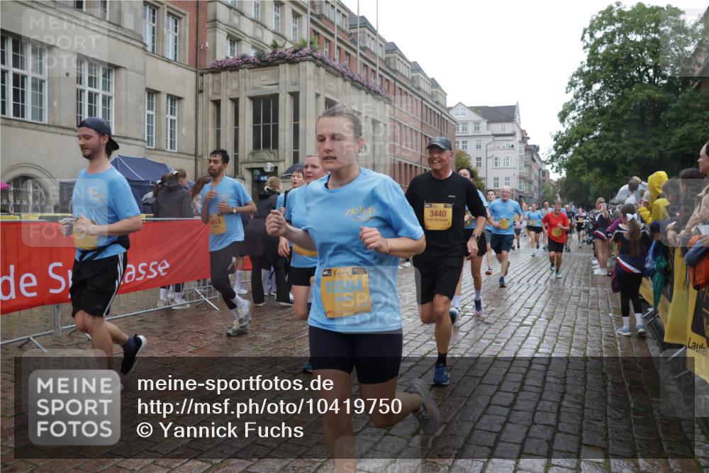 13.09.2026 - Kiel Lauf Yannick Fuchs http://msf.ph/oto/10419750 13.09.2026 10:52:07 Ziel 23, 171, 825, 1027, 1364, 1365, 1869, 2438, 2484, 2806, 2991, 3435, 3529, 3644, 4385, 4577, 4977, 5321, 5994, 6069, 6714, 7053, 7338, 7447, 7464, 7647, 8292, 8319, 9221, 9267, 10071, 10540, 10598, 10637, 10755, 10802, 10811, 10992, 11308, 11380, 11500, 11915, 23, 101, 201, 310, 826, 1231, 1568, 1591, 1600, 1754, 1890, 2393, 2404, 2468, 2470, 2519, 2566, 2690, 2783, 3013, 3440, 3956, 4084, 4175, 4476, 4613, 4646, 4887, 5174, 5441, 6177, 6367, 6928 meine-sportfotos.de