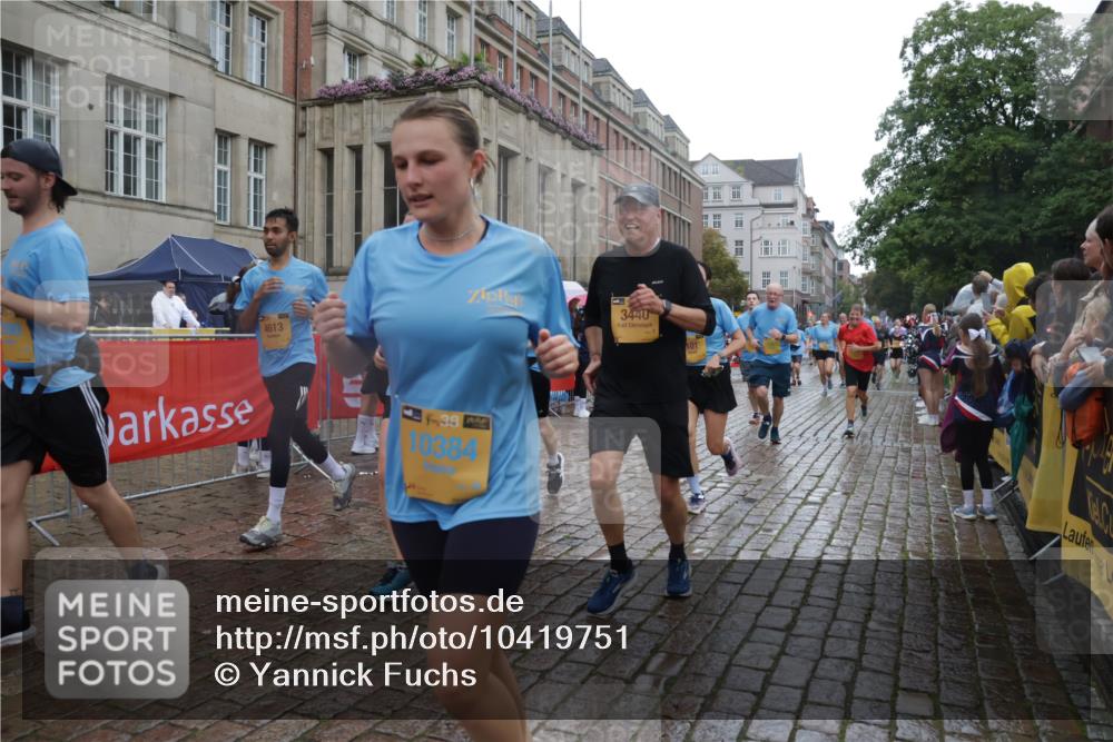 13.09.2026 - Kiel Lauf Yannick Fuchs http://msf.ph/oto/10419751 13.09.2026 10:52:08 Ziel 171, 825, 1027, 1364, 1365, 1811, 1869, 2438, 2484, 2806, 2991, 3280, 3435, 3529, 3644, 4008, 4385, 4577, 4957, 4977, 5321, 5359, 5994, 6069, 7053, 7447, 7464, 7647, 8051, 8292, 9221, 9267, 9624, 10071, 10540, 10598, 10637, 10755, 10802, 10811, 10992, 11308, 11380, 11915, 23, 101, 201, 310, 825, 826, 1231, 1568, 1591, 1600, 1754, 1890, 2393, 2404, 2468, 2470, 2566, 2690, 2783, 3013, 3440, 3956, 4084, 4175, 4476, 4613, 4887, 5174, 5441, 6177, 6367 meine-sportfotos.de