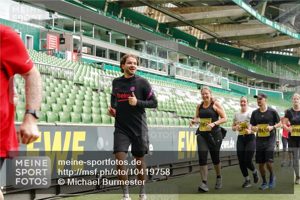 13.09.2026 - 21. swb-Marathon Bremen Michael Burmester http://msf.ph/oto/10419758 13.09.2026 10:43:48 Laufen im Stadion 10002, 10004, 10005, 10176, 10191, 10192, 10271, 10295, 10303, 10325, 10330, 10335, 10361, 10362, 10402, 10459, 10474, 10491, 10513, 10557, 10572, 10605, 10606, 10629, 10665, 10752, 10756, 10773, 10779, 10784, 10805, 10880, 10882, 10899, 10900, 10997, 10999, 11026, 11027, 11041, 11078, 11140, 11173, 11217, 11233, 11264, 11274, 11307, 11333, 11337, 11355, 11385, 11408, 11448, 11456, 11461, 11482, 11629, 11943, 12311, 12334 meine-sportfotos.de