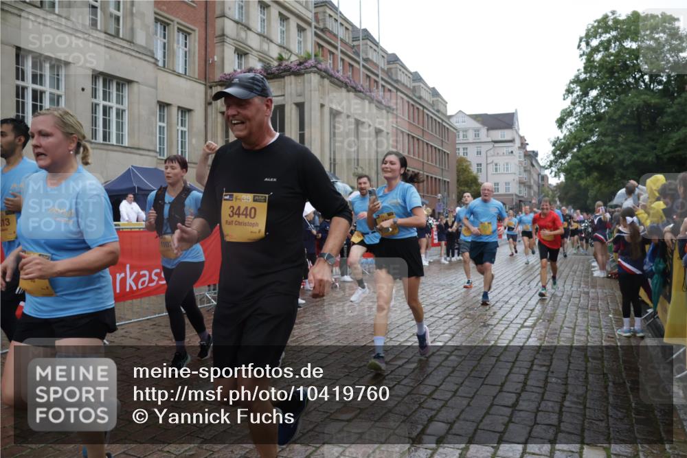 13.09.2026 - Kiel Lauf Yannick Fuchs http://msf.ph/oto/10419760 13.09.2026 10:52:08 Ziel 171, 825, 1027, 1364, 1365, 1811, 1869, 2438, 2484, 2806, 2991, 3280, 3435, 3529, 3644, 4008, 4385, 4577, 4957, 4977, 5321, 5359, 5994, 6069, 7053, 7447, 7464, 7647, 8051, 8292, 9221, 9267, 9624, 10071, 10540, 10598, 10637, 10755, 10802, 10811, 10992, 11308, 11380, 11915, 23, 101, 201, 310, 825, 826, 1231, 1568, 1591, 1600, 1754, 1890, 2393, 2404, 2468, 2470, 2566, 2690, 2783, 3013, 3440, 3956, 4084, 4175, 4476, 4613, 4887, 5174, 5441, 6177, 6367 meine-sportfotos.de