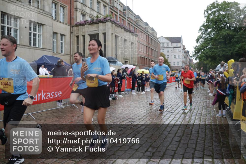 13.09.2026 - Kiel Lauf Yannick Fuchs http://msf.ph/oto/10419766 13.09.2026 10:52:09 Ziel 171, 1027, 1364, 1365, 1811, 1869, 2438, 2484, 2806, 2991, 3280, 3435, 3529, 3644, 3881, 4008, 4385, 4577, 4957, 4977, 5321, 5359, 5994, 6069, 6872, 7053, 7447, 7464, 7647, 8051, 8292, 8898, 9221, 9267, 9624, 9894, 10071, 10540, 10598, 10637, 10755, 10802, 10811, 10992, 11308, 11380, 11915, 12536, 23, 101, 201, 310, 825, 826, 1231, 1568, 1591, 1600, 1754, 1890, 2393, 2404, 2468, 2470, 2566, 2783, 3013, 3440, 3644, 3956, 4084, 4175, 4476, 4613, 4887, 5174, 5441, 6177, 6367 meine-sportfotos.de
