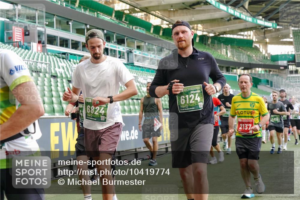 13.09.2026 - 21. swb-Marathon Bremen Michael Burmester http://msf.ph/oto/10419774 13.09.2026 13:21:13 Laufen im Stadion 128, 258, 351, 423, 441, 464, 601, 620, 704, 782, 851, 1060, 1066, 1094, 1129, 1158, 1177, 1316, 1344, 1409, 1417, 1439, 1446, 1518, 1676, 1697, 1729, 1756, 1808, 1815, 1846, 2010, 2028, 2064, 2139, 2201, 2258, 2278, 2349, 2394, 2395, 2414, 2417, 2437, 2501, 2519, 2533, 2551, 2588, 2652, 2694, 2695, 2736, 2756, 2793, 2828, 2886, 2954, 2995, 3004, 3010, 3017, 3018, 3022, 3034, 3035, 3036, 3037, 3059, 3070, 3074, 3102, 3139, 3144, 3225, 3264, 3310 meine-sportfotos.de