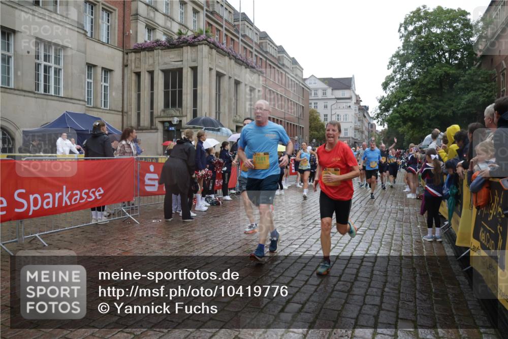 13.09.2026 - Kiel Lauf Yannick Fuchs http://msf.ph/oto/10419776 13.09.2026 10:52:10 Ziel 171, 1027, 1364, 1365, 1811, 1869, 2438, 2484, 2806, 2991, 3280, 3435, 3529, 3881, 4008, 4385, 4577, 4957, 4977, 5321, 5359, 5994, 6069, 6110, 6872, 7053, 7447, 7464, 7647, 8051, 8292, 8898, 9221, 9267, 9624, 9894, 10071, 10540, 10598, 10755, 10802, 10811, 10992, 11308, 11380, 11915, 12536, 23, 101, 171, 201, 310, 825, 826, 1231, 1568, 1591, 1600, 1754, 1890, 2393, 2404, 2468, 2470, 2566, 2783, 3013, 3644, 3956, 4084, 4175, 4385, 4476, 4887, 5174, 6177, 6367 meine-sportfotos.de