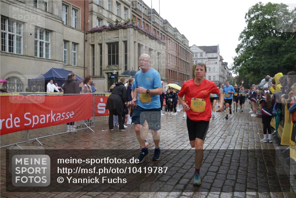 13.09.2026 - Kiel Lauf Yannick Fuchs http://msf.ph/oto/10419787 13.09.2026 10:52:10 Ziel 171, 1027, 1364, 1365, 1811, 1869, 2438, 2484, 2806, 2991, 3280, 3435, 3529, 3881, 4008, 4385, 4577, 4957, 4977, 5321, 5359, 5994, 6069, 6110, 6872, 7053, 7447, 7464, 7647, 8051, 8292, 8898, 9221, 9267, 9624, 9894, 10071, 10540, 10598, 10755, 10802, 10811, 10992, 11308, 11380, 11915, 12536, 23, 101, 171, 201, 310, 825, 826, 1231, 1568, 1591, 1600, 1754, 1890, 2393, 2404, 2468, 2470, 2566, 2783, 3013, 3644, 3956, 4084, 4175, 4385, 4476, 4887, 5174, 6177, 6367 meine-sportfotos.de