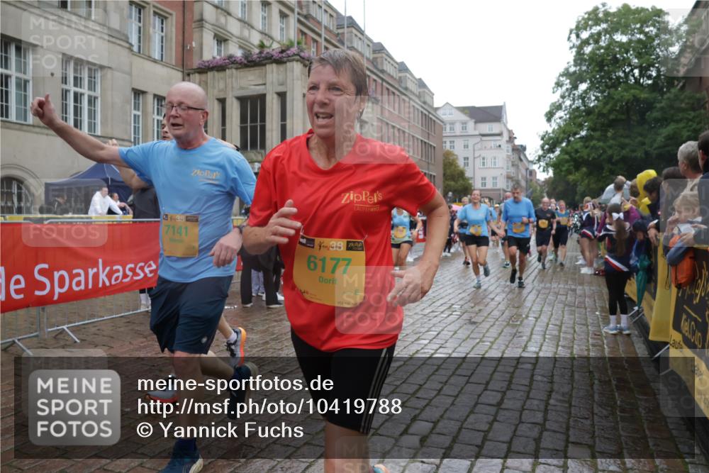 13.09.2026 - Kiel Lauf Yannick Fuchs http://msf.ph/oto/10419788 13.09.2026 10:52:11 Ziel 777, 1027, 1364, 1365, 1811, 1869, 2438, 2484, 2806, 2991, 3280, 3435, 3529, 3881, 4008, 4577, 4957, 4977, 5321, 5359, 5994, 6069, 6110, 6113, 6872, 7053, 7447, 7464, 7647, 8051, 8292, 8326, 8898, 9221, 9624, 9894, 10071, 10540, 10755, 10802, 10811, 10992, 11308, 11380, 11915, 12536, 23, 171, 201, 310, 825, 826, 1231, 1568, 1591, 1600, 1754, 2393, 2404, 2468, 2470, 2566, 2783, 2806, 3013, 3644, 3956, 4084, 4175, 4385, 4476, 4887, 5174, 6177, 6367, 1754, 8625 meine-sportfotos.de