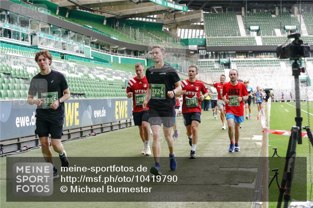 13.09.2026 - 21. swb-Marathon Bremen Michael Burmester http://msf.ph/oto/10419790 13.09.2026 12:58:28 Laufen im Stadion 141, 148, 191, 226, 334, 511, 672, 776, 789, 790, 909, 972, 1010, 1119, 1191, 1199, 1254, 1281, 1535, 1642, 1647, 1752, 1809, 1881, 1900, 1931, 1933, 2046, 2051, 2075, 2210, 2324, 2343, 2367, 2371, 2397, 2402, 2423, 2425, 2493, 2577, 2771, 2807, 2827, 2885, 2903, 2904, 2979, 3021, 3051, 3098, 3120, 3138, 3148, 3182, 3186, 3233, 3319, 3338, 3435, 3450, 3516, 3534, 3560, 3634, 3655, 3685, 3690, 3695, 3760, 3866, 3933, 3934, 3939, 4101, 4316, 4319, 205 meine-sportfotos.de