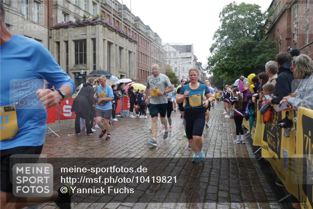 13.09.2026 - Kiel Lauf Yannick Fuchs http://msf.ph/oto/10419821 13.09.2026 10:52:14 Ziel 777, 1027, 1811, 1869, 2438, 2544, 2991, 3280, 3435, 3529, 3630, 3881, 4008, 4577, 4957, 4977, 5126, 5321, 5359, 6069, 6110, 6113, 6872, 7053, 7447, 7464, 7647, 8051, 8326, 8898, 9221, 9624, 9894, 10035, 10126, 10540, 10715, 10755, 10802, 10811, 10992, 11308, 11915, 12536, 23, 171, 201, 310, 825, 826, 1231, 1364, 1365, 1568, 1591, 1600, 1754, 2404, 2468, 2470, 2484, 2566, 2783, 2806, 3013, 3644, 3956, 4084, 4175, 4385, 4476, 4887, 5174, 6367, 201, 310, 1754, 8625 meine-sportfotos.de