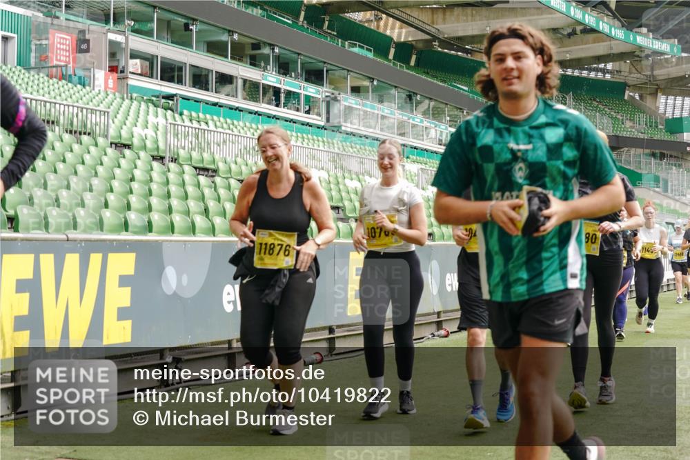 13.09.2026 - 21. swb-Marathon Bremen Michael Burmester http://msf.ph/oto/10419822 13.09.2026 10:43:50 Laufen im Stadion 10002, 10004, 10005, 10176, 10191, 10192, 10271, 10295, 10303, 10325, 10330, 10335, 10361, 10362, 10402, 10459, 10474, 10491, 10513, 10557, 10572, 10605, 10606, 10629, 10665, 10752, 10756, 10773, 10779, 10784, 10805, 10880, 10882, 10899, 10900, 10997, 10999, 11026, 11041, 11078, 11173, 11217, 11233, 11264, 11274, 11307, 11333, 11337, 11355, 11385, 11408, 11448, 11456, 11461, 11482, 11629, 11943, 12311, 12334 meine-sportfotos.de