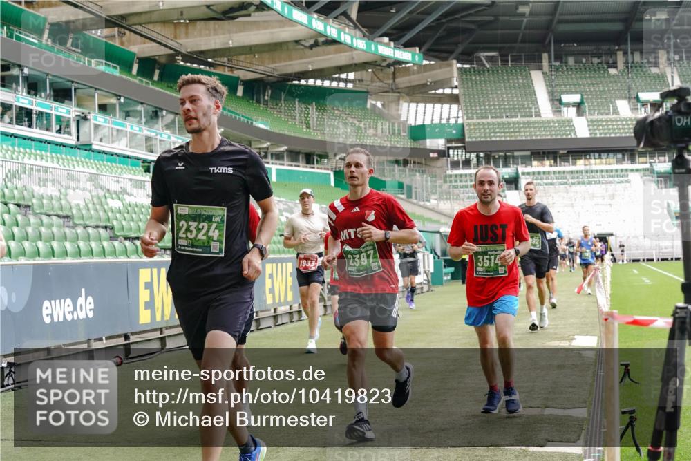13.09.2026 - 21. swb-Marathon Bremen Michael Burmester http://msf.ph/oto/10419823 13.09.2026 12:58:29 Laufen im Stadion 141, 148, 191, 226, 334, 511, 672, 776, 789, 790, 909, 972, 1010, 1119, 1191, 1199, 1254, 1281, 1535, 1642, 1647, 1752, 1809, 1881, 1900, 1931, 1933, 2046, 2051, 2075, 2210, 2324, 2343, 2367, 2371, 2397, 2402, 2423, 2425, 2493, 2577, 2771, 2807, 2827, 2885, 2903, 2904, 2979, 3021, 3051, 3098, 3120, 3138, 3148, 3182, 3186, 3233, 3319, 3338, 3435, 3516, 3534, 3560, 3655, 3685, 3690, 3695, 3760, 3866, 3933, 3934, 3939, 4101, 4316, 4319, 205 meine-sportfotos.de