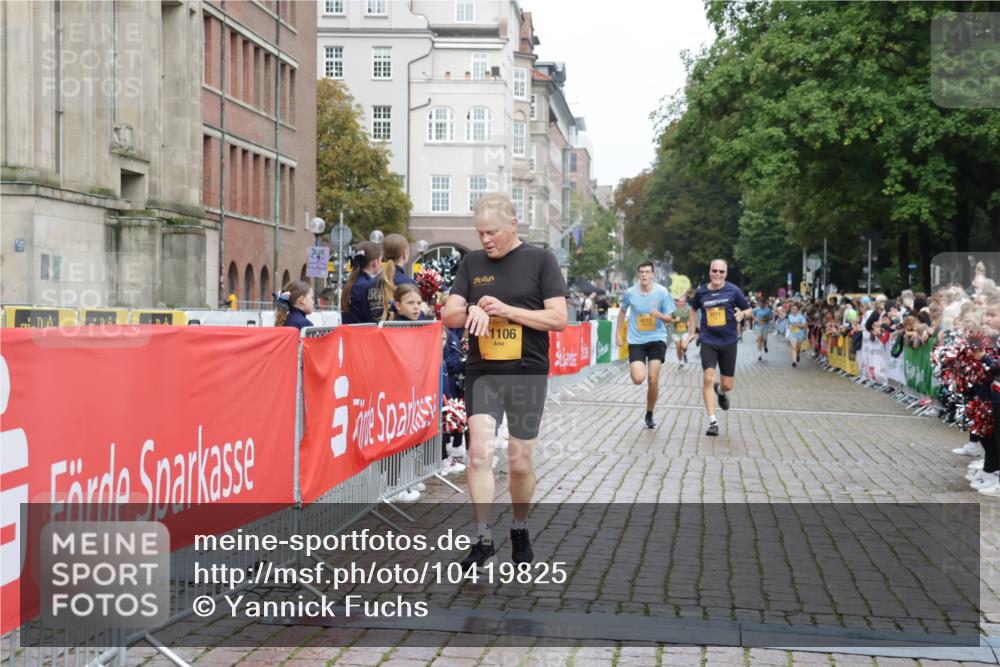 13.09.2026 - Kiel Lauf Yannick Fuchs http://msf.ph/oto/10419825 13.09.2026 09:41:31 Ziel 4068, 4315, 9110, 9771, 11106, 11645, 12166, 1593, 1671, 1787, 1966, 3883, 4137, 8389, 9608, 10202, 10299, 10974, 11983, 402, 3143, 3175, 4533, 4704, 5107, 6649, 6687, 6739, 7238, 8588, 9224, 11907, 1630, 1787, 5039, 6299, 8493, 8636, 9578, 9726 meine-sportfotos.de