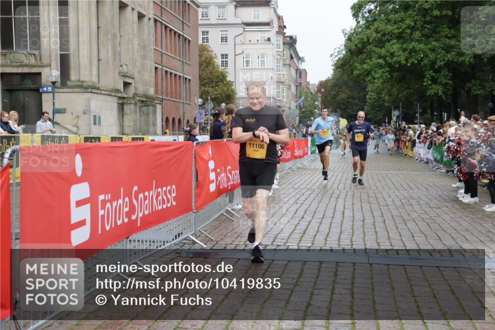 13.09.2026 - Kiel Lauf Yannick Fuchs http://msf.ph/oto/10419835 13.09.2026 09:41:31 Ziel 4068, 4315, 9110, 9771, 11106, 11645, 12166, 1593, 1671, 1787, 1966, 3883, 4137, 8389, 9608, 10202, 10299, 10974, 11983, 402, 3143, 3175, 4533, 4704, 5107, 6649, 6687, 6739, 7238, 8588, 9224, 11907, 1630, 1787, 5039, 6299, 8493, 8636, 9578, 9726 meine-sportfotos.de