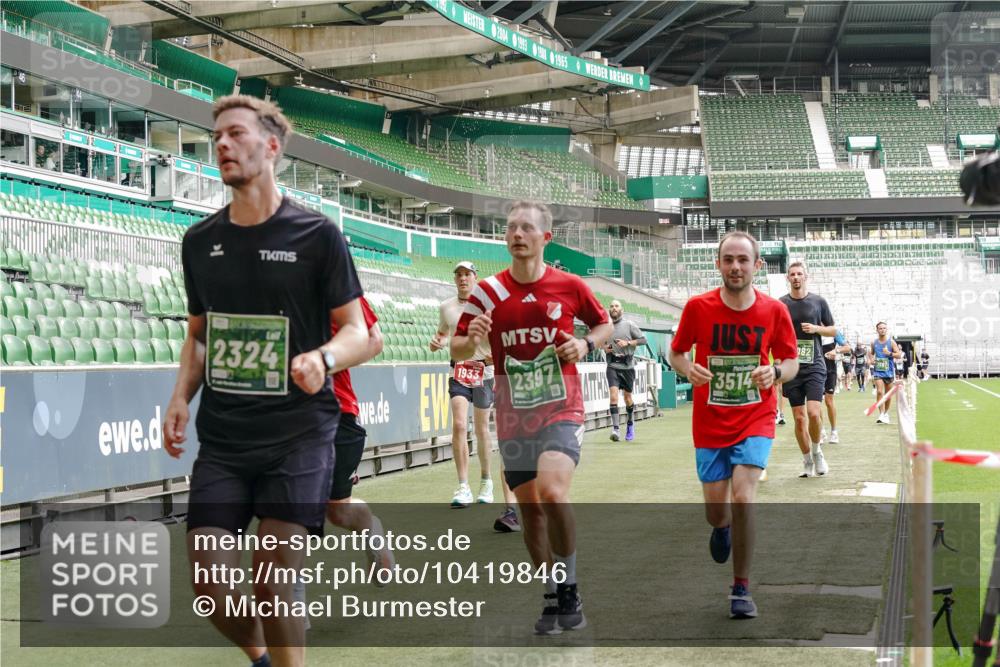 13.09.2026 - 21. swb-Marathon Bremen Michael Burmester http://msf.ph/oto/10419846 13.09.2026 12:58:29 Laufen im Stadion 141, 148, 191, 226, 334, 511, 672, 776, 789, 790, 909, 972, 1010, 1119, 1191, 1199, 1254, 1281, 1535, 1642, 1647, 1752, 1809, 1881, 1900, 1931, 1933, 2046, 2051, 2075, 2210, 2324, 2343, 2367, 2371, 2397, 2402, 2423, 2425, 2493, 2577, 2771, 2807, 2827, 2885, 2903, 2904, 2979, 3021, 3051, 3098, 3120, 3138, 3148, 3182, 3186, 3233, 3319, 3338, 3435, 3516, 3534, 3560, 3655, 3685, 3690, 3695, 3760, 3866, 3933, 3934, 3939, 4101, 4316, 4319, 205 meine-sportfotos.de