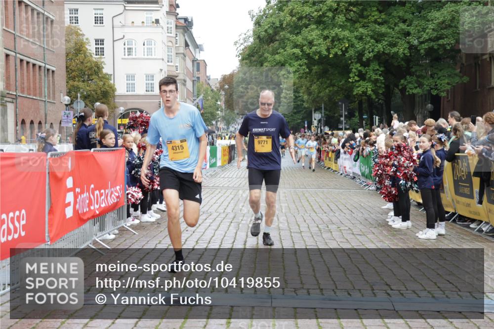 13.09.2026 - Kiel Lauf Yannick Fuchs http://msf.ph/oto/10419855 13.09.2026 09:41:33 Ziel 4068, 4315, 9110, 9771, 11106, 12166, 1593, 1671, 1966, 3883, 4137, 8389, 9608, 10202, 10299, 10974, 11645, 11983, 402, 3143, 3175, 4533, 4704, 5107, 6649, 6687, 6739, 7238, 8588, 9224, 11907, 12175, 1630, 1787, 5039, 6299, 8389, 8493, 8636, 9726, 10202 meine-sportfotos.de