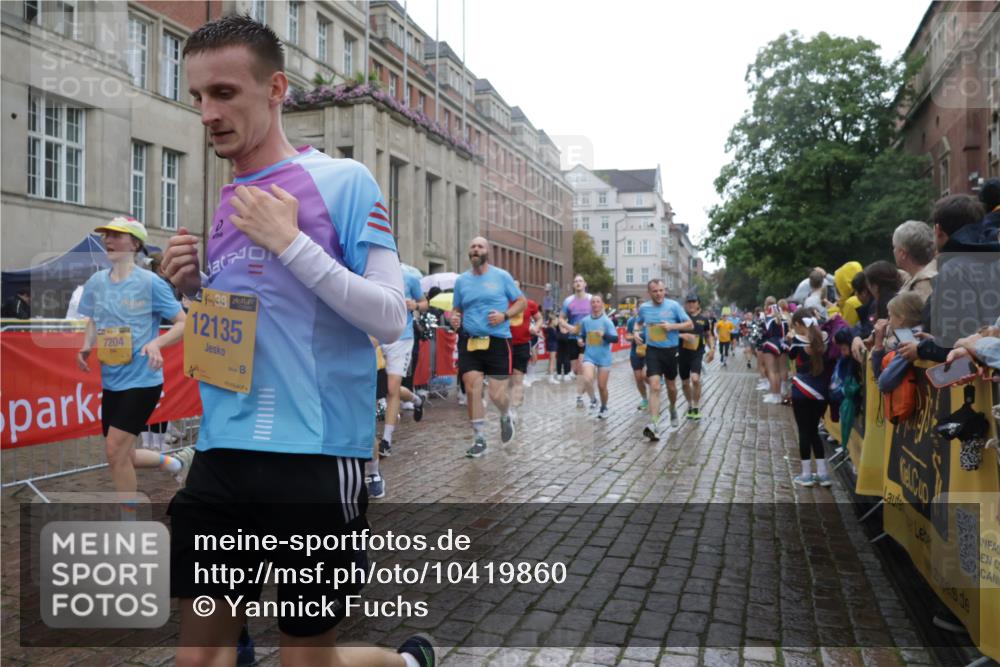 13.09.2026 - Kiel Lauf Yannick Fuchs http://msf.ph/oto/10419860 13.09.2026 10:52:16 Ziel 777, 1027, 1526, 1527, 1811, 1869, 2438, 2544, 2991, 3280, 3435, 3630, 3881, 4008, 4577, 4957, 4977, 5126, 5321, 5359, 6069, 6110, 6113, 6493, 6872, 7053, 7447, 7647, 8051, 8326, 8855, 8898, 9221, 9624, 9894, 10035, 10126, 10540, 10715, 10755, 10802, 10811, 10887, 11915, 12431, 12536, 23, 171, 201, 825, 826, 1231, 1364, 1365, 1568, 1591, 1600, 2404, 2468, 2470, 2484, 2566, 2783, 2806, 3013, 3529, 3644, 3956, 4084, 4175, 4385, 4476, 4887, 5174, 6367, 201, 310, 1754, 8625 meine-sportfotos.de