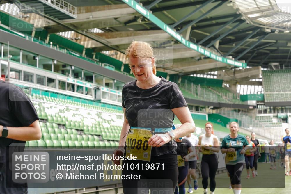 13.09.2026 - 21. swb-Marathon Bremen Michael Burmester http://msf.ph/oto/10419871 13.09.2026 10:43:52 Laufen im Stadion 10002, 10004, 10005, 10176, 10191, 10192, 10271, 10295, 10303, 10325, 10330, 10335, 10361, 10362, 10402, 10459, 10474, 10491, 10513, 10557, 10572, 10605, 10606, 10629, 10752, 10756, 10773, 10779, 10784, 10805, 10880, 10882, 10899, 10900, 10997, 10999, 11026, 11041, 11078, 11173, 11217, 11233, 11264, 11274, 11307, 11333, 11337, 11355, 11385, 11408, 11448, 11456, 11461, 11482, 11629, 11943, 12311, 12334 meine-sportfotos.de