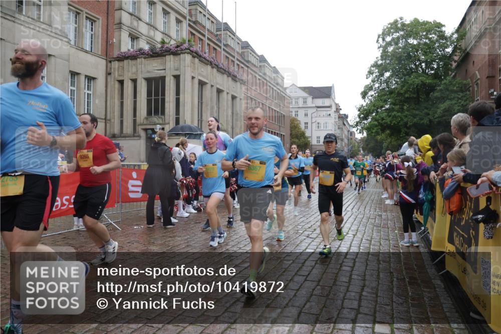 13.09.2026 - Kiel Lauf Yannick Fuchs http://msf.ph/oto/10419872 13.09.2026 10:52:18 Ziel 777, 1027, 1526, 1527, 1658, 1802, 1811, 2438, 2544, 2991, 3280, 3343, 3435, 3630, 3881, 4008, 4577, 4957, 5126, 5321, 5359, 5442, 6069, 6110, 6113, 6493, 6872, 7053, 7647, 8051, 8326, 8855, 8898, 8908, 9624, 9894, 10035, 10126, 10320, 10540, 10715, 10755, 10811, 10887, 11875, 11915, 12289, 12431, 12536, 23, 171, 825, 826, 1231, 1364, 1365, 1568, 1591, 1600, 1869, 2404, 2470, 2484, 2566, 2783, 2806, 3529, 3644, 3956, 4175, 4385, 4476, 4887, 6367, 201, 310, 1754, 8625 meine-sportfotos.de
