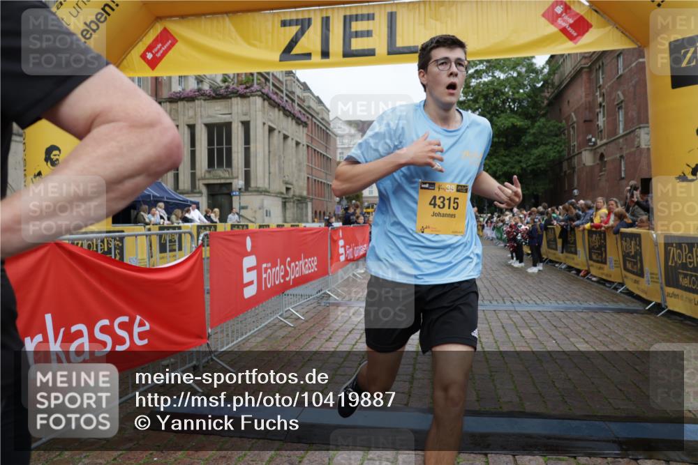 13.09.2026 - Kiel Lauf Yannick Fuchs http://msf.ph/oto/10419887 13.09.2026 09:41:35 Ziel 4068, 4315, 4704, 6649, 9771, 11106, 1593, 1671, 1966, 3883, 4068, 4137, 8389, 9110, 9608, 10202, 10299, 10974, 11645, 11983, 12166, 402, 3143, 3175, 4533, 5107, 6687, 6739, 7238, 8588, 8829, 9050, 9224, 11907, 12175, 1787, 3883, 5039, 8389, 8493, 9726, 10202 meine-sportfotos.de