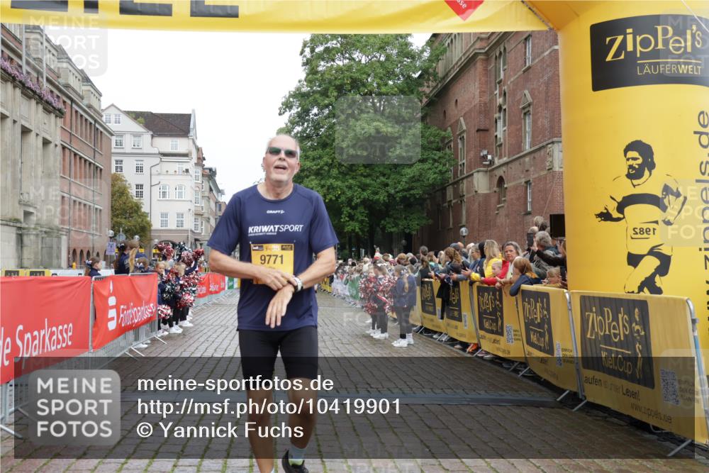 13.09.2026 - Kiel Lauf Yannick Fuchs http://msf.ph/oto/10419901 13.09.2026 09:41:36 Ziel 4315, 4704, 6649, 8588, 9771, 11106, 1593, 1671, 1966, 3883, 4068, 4137, 9110, 9608, 10299, 10974, 11645, 11983, 12166, 402, 3143, 3175, 4533, 5107, 6687, 6739, 7238, 8829, 9050, 9224, 11907, 12175, 1787, 3883, 5039, 8389, 8493, 9726, 10202 meine-sportfotos.de