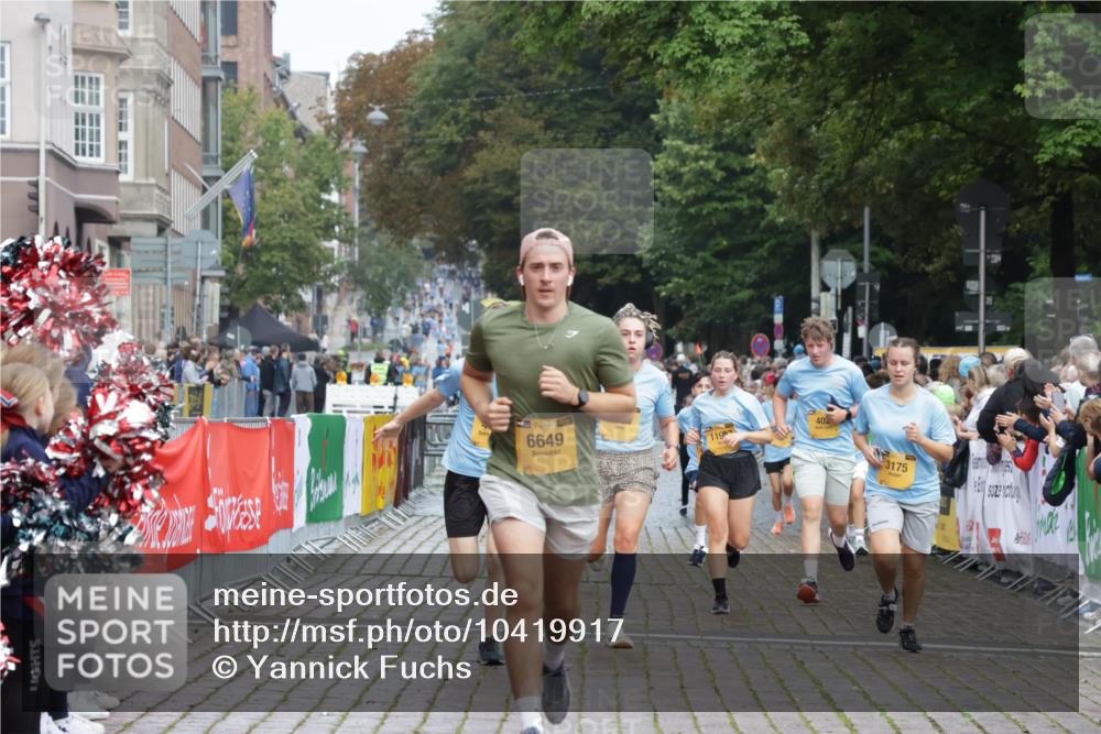 13.09.2026 - Kiel Lauf Yannick Fuchs http://msf.ph/oto/10419917 13.09.2026 09:41:39 Ziel 402, 3175, 4315, 4704, 6649, 6687, 8588, 9224, 9771, 11106, 11907, 1593, 1671, 1966, 4068, 4137, 9110, 9608, 10299, 10974, 11645, 11983, 12166, 772, 3143, 4533, 5107, 6739, 7238, 8829, 9050, 12175, 1593, 1787, 3883, 4137, 8389, 10202 meine-sportfotos.de
