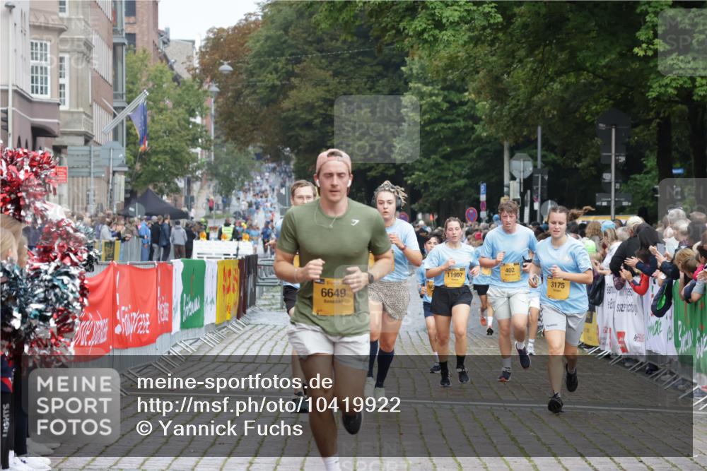 13.09.2026 - Kiel Lauf Yannick Fuchs http://msf.ph/oto/10419922 13.09.2026 09:41:39 Ziel 402, 3175, 4315, 4704, 6649, 6687, 8588, 9224, 9771, 11106, 11907, 1593, 1671, 1966, 4068, 4137, 9110, 9608, 10299, 10974, 11645, 11983, 12166, 772, 3143, 4533, 5107, 6739, 7238, 8829, 9050, 12175, 1593, 1787, 3883, 4137, 8389, 10202 meine-sportfotos.de