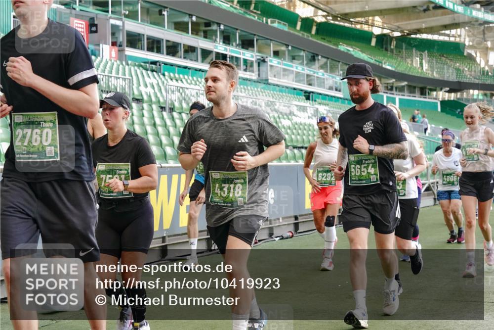 13.09.2026 - 21. swb-Marathon Bremen Michael Burmester http://msf.ph/oto/10419923 13.09.2026 13:21:18 Laufen im Stadion 128, 258, 351, 423, 441, 464, 601, 620, 704, 782, 851, 1060, 1066, 1094, 1129, 1158, 1177, 1316, 1344, 1409, 1417, 1439, 1446, 1518, 1676, 1697, 1729, 1756, 1808, 1815, 1846, 2010, 2028, 2064, 2139, 2201, 2258, 2278, 2349, 2394, 2395, 2414, 2417, 2437, 2501, 2519, 2533, 2551, 2588, 2652, 2660, 2694, 2695, 2736, 2756, 2793, 2828, 2886, 2954, 2964, 2995, 3004, 3010, 3017, 3018, 3022, 3034, 3035, 3036, 3037, 3059, 3070, 3074, 3102, 3139, 3144, 3225, 3264, 3310 meine-sportfotos.de