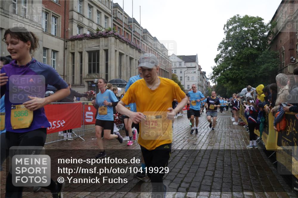 13.09.2026 - Kiel Lauf Yannick Fuchs http://msf.ph/oto/10419929 13.09.2026 10:52:25 Ziel 90, 475, 626, 777, 1471, 1472, 1473, 1526, 1527, 1531, 1658, 1802, 2293, 2442, 2544, 3343, 3582, 3630, 5126, 5433, 5442, 6110, 6113, 6388, 6493, 7088, 7603, 7621, 8316, 8326, 8734, 8855, 8908, 9024, 9025, 9711, 10035, 10126, 10320, 10715, 10786, 10887, 11082, 11535, 11622, 11658, 11661, 11875, 12289, 12431, 23, 171, 825, 1027, 1364, 1365, 1591, 1811, 1869, 2404, 2438, 2484, 2806, 2991, 3280, 3435, 3529, 3644, 3881, 3956, 4008, 4175, 4385, 4476 meine-sportfotos.de