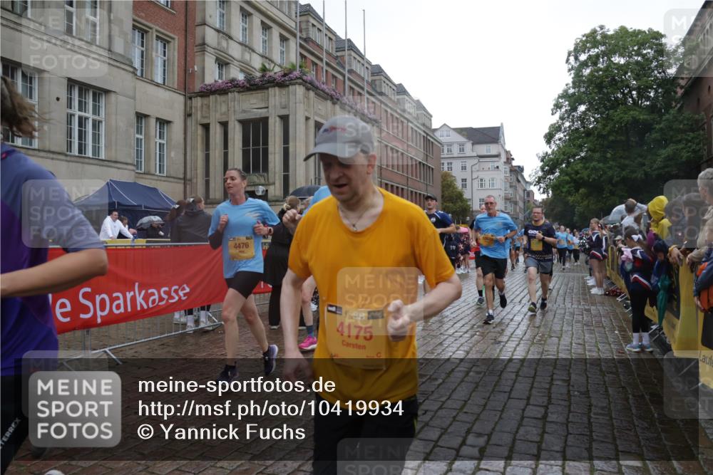 13.09.2026 - Kiel Lauf Yannick Fuchs http://msf.ph/oto/10419934 13.09.2026 10:52:25 Ziel 90, 475, 626, 777, 1471, 1472, 1473, 1526, 1527, 1531, 1658, 1802, 2293, 2442, 2544, 3343, 3582, 3630, 5126, 5433, 5442, 6110, 6113, 6388, 6493, 7088, 7603, 7621, 8316, 8326, 8734, 8855, 8908, 9024, 9025, 9711, 10035, 10126, 10320, 10715, 10786, 10887, 11082, 11535, 11622, 11658, 11661, 11875, 12289, 12431, 23, 171, 825, 1027, 1364, 1365, 1591, 1811, 1869, 2404, 2438, 2484, 2806, 2991, 3280, 3435, 3529, 3644, 3881, 3956, 4008, 4175, 4385, 4476 meine-sportfotos.de