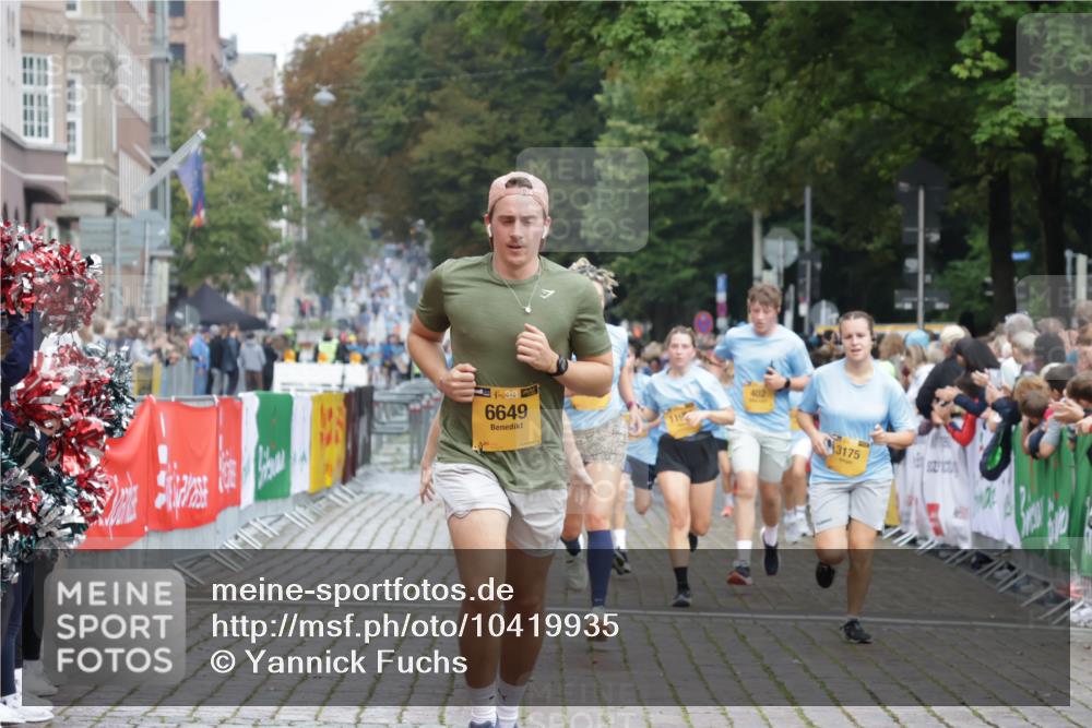 13.09.2026 - Kiel Lauf Yannick Fuchs http://msf.ph/oto/10419935 13.09.2026 09:41:40 Ziel 402, 3175, 4315, 4704, 6649, 6687, 8588, 9224, 9771, 11106, 11907, 1593, 1671, 1966, 4068, 4137, 9110, 9608, 10299, 10974, 11106, 11645, 11983, 12166, 699, 772, 3143, 3801, 4533, 5107, 6739, 7238, 8829, 9050, 12175, 1593, 3883, 4137, 8389, 10202 meine-sportfotos.de